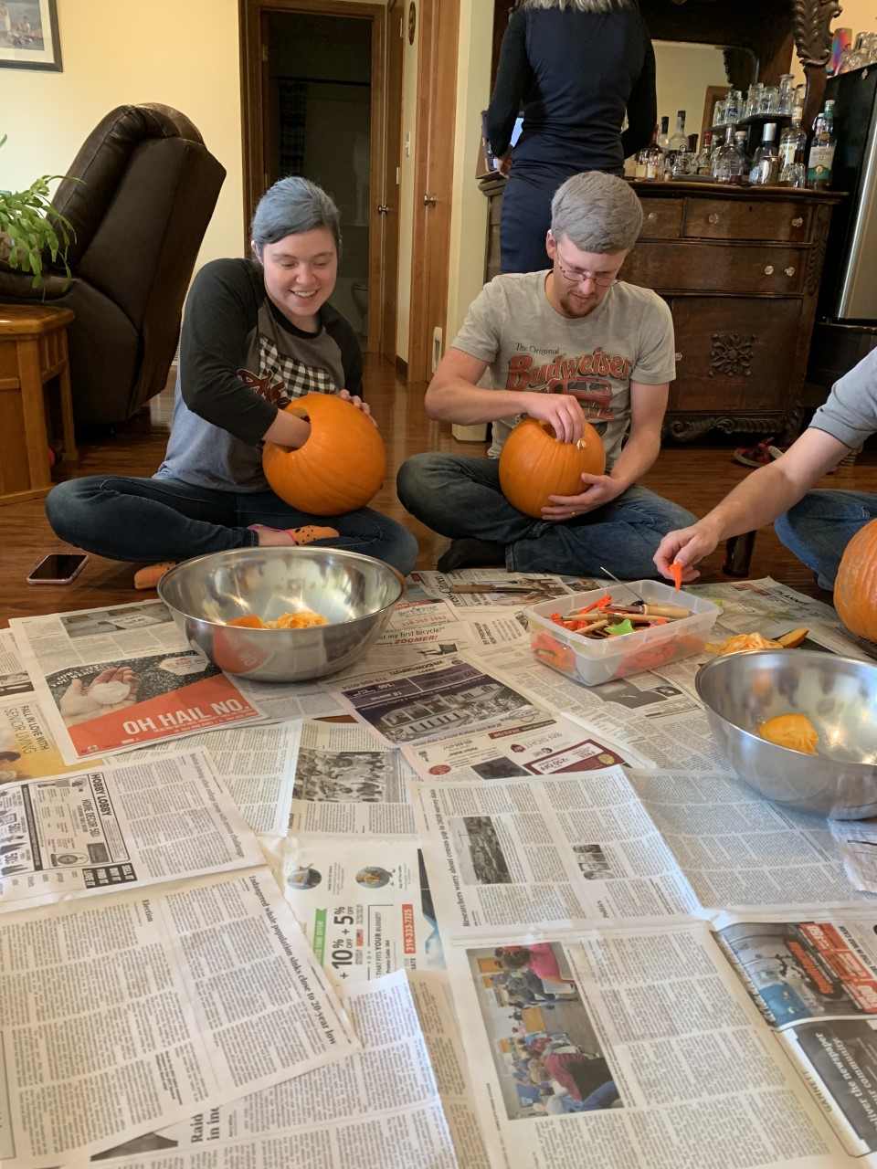 Rebekkah and Seth carving their pumpkins